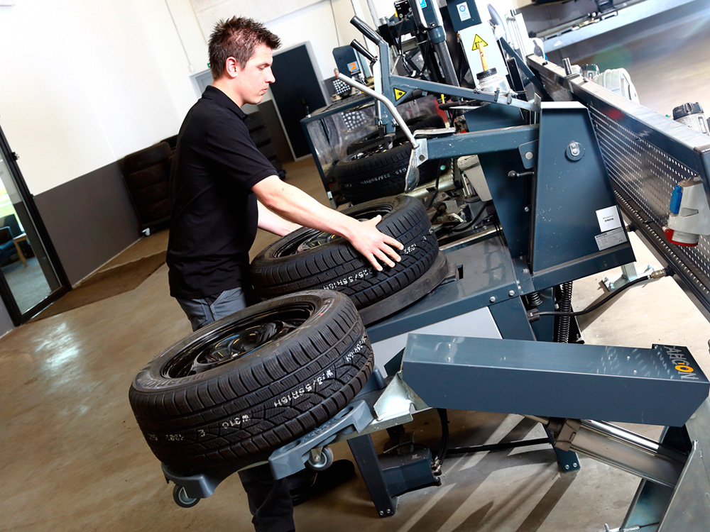 wheeltrolley_tyrechanger_8.jpg